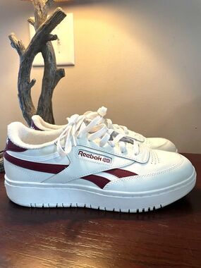 Reebok Vintage Sneakers Red Stripes Sz 9.5 (EU 40.5)